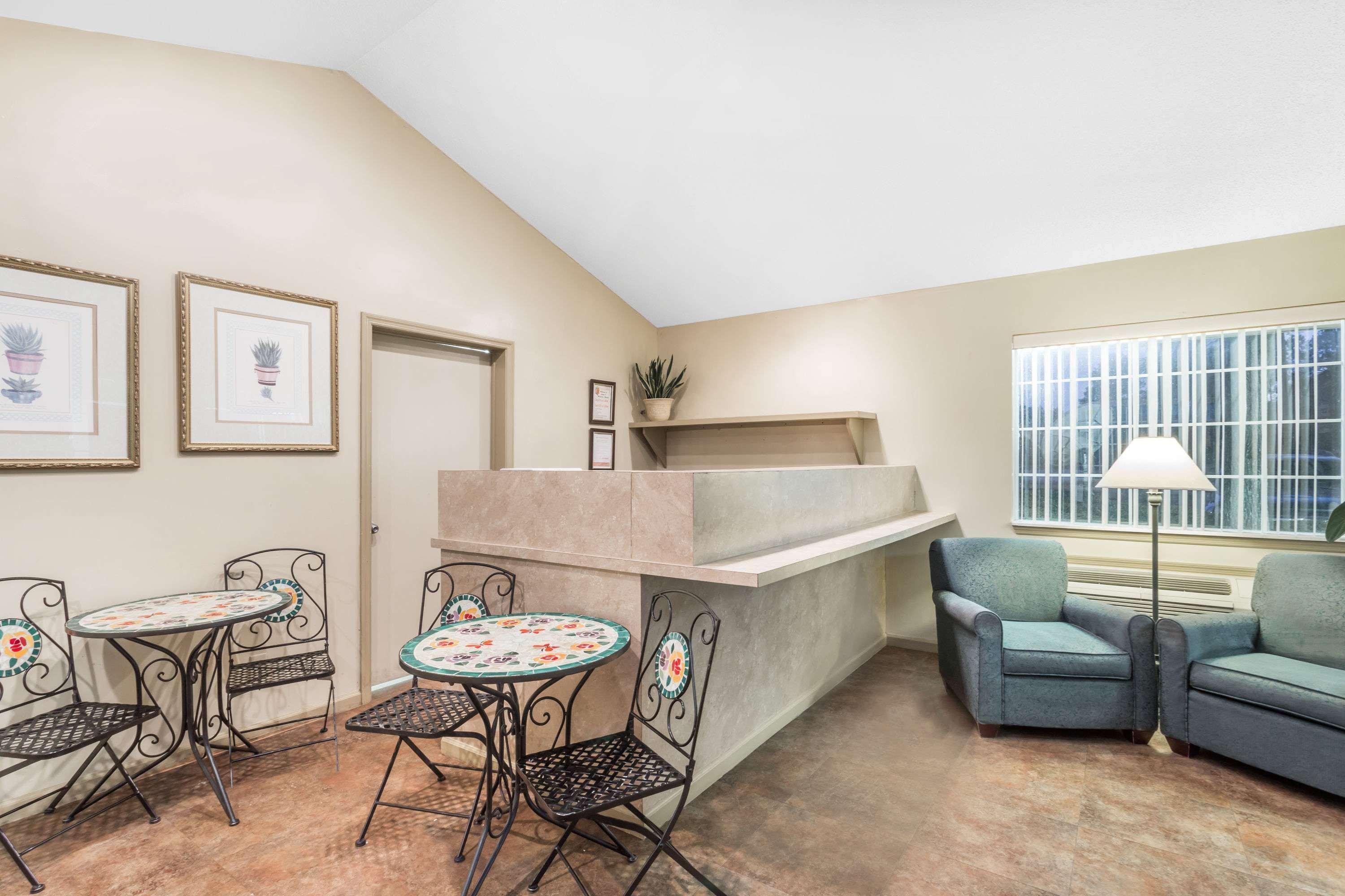 Hotel Super 8 By Wyndham Madison Extérieur photo